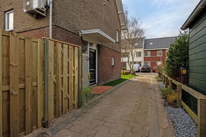 Photo 36 of Burgemeester van Roosmalenstraat 29