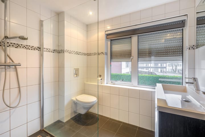 Photo 22 of Van Broekhuisenstraat 6