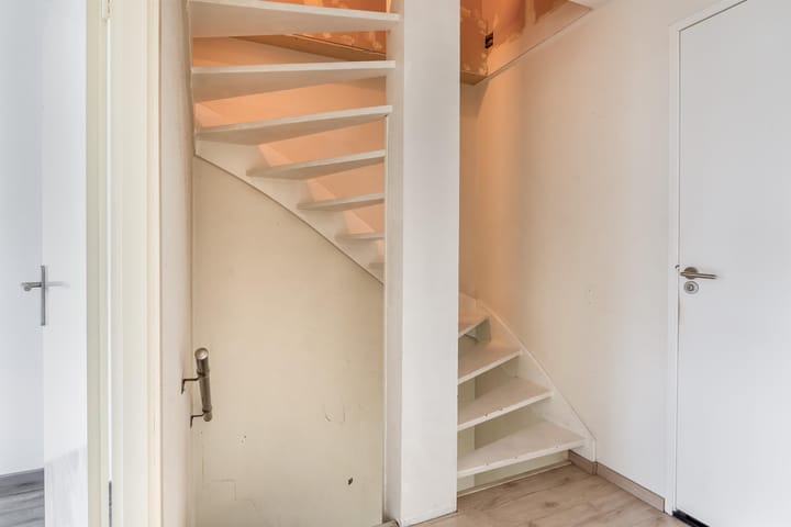 Photo 17 of Van Broekhuisenstraat 6