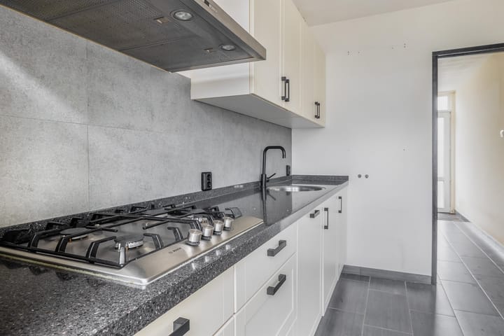 Photo 9 of Van Broekhuisenstraat 6