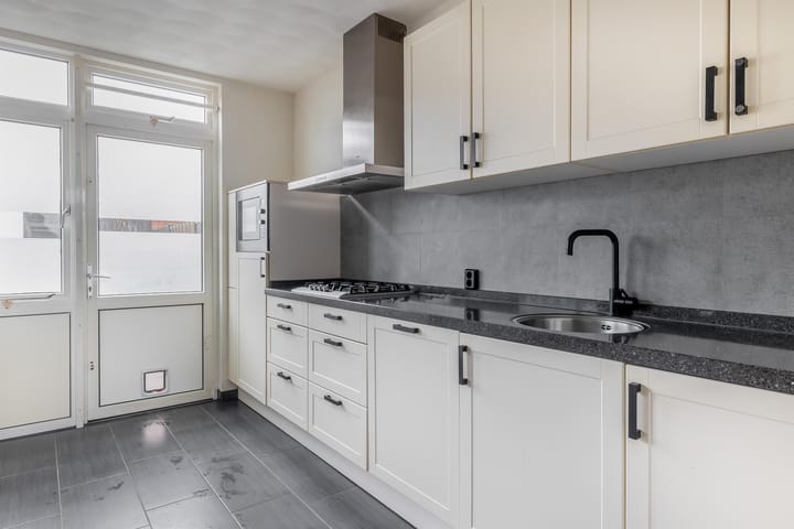 Photo 8 of Van Broekhuisenstraat 6