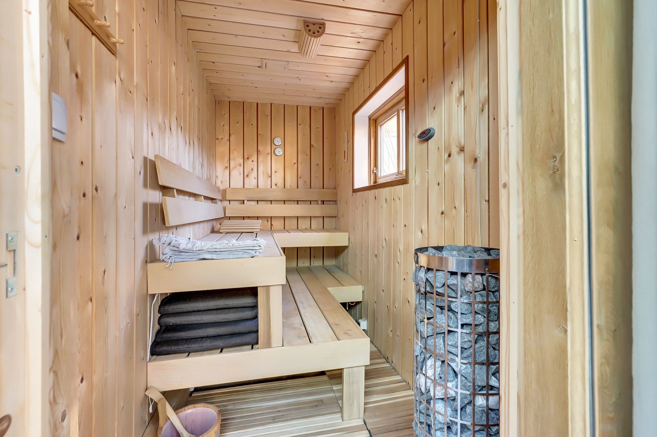 Photo 30 of Goedroenstraat 38