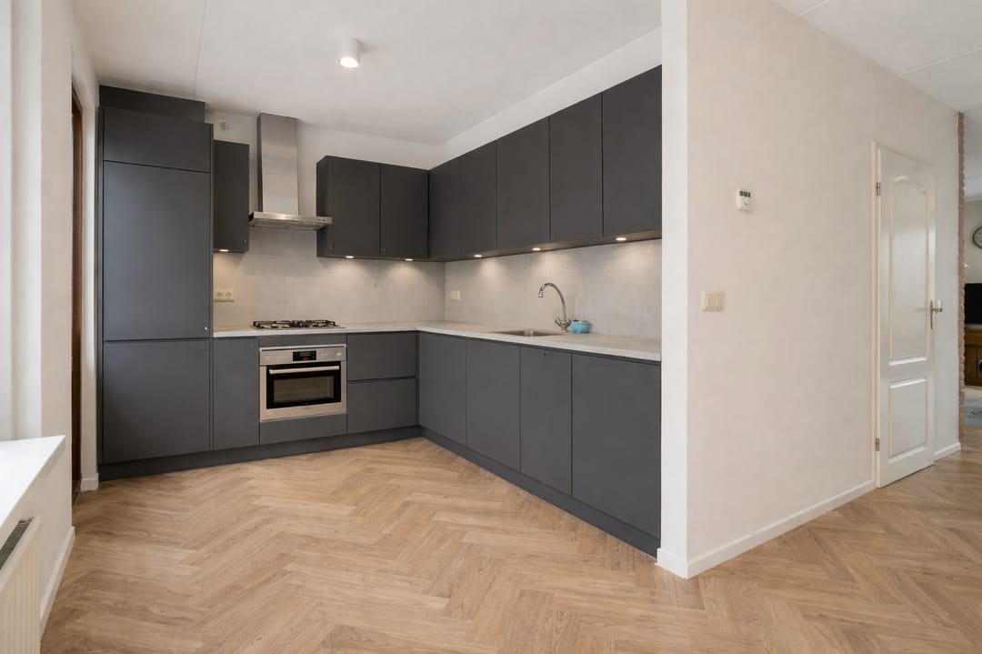 Photo 16 of Van Laakstraat 12