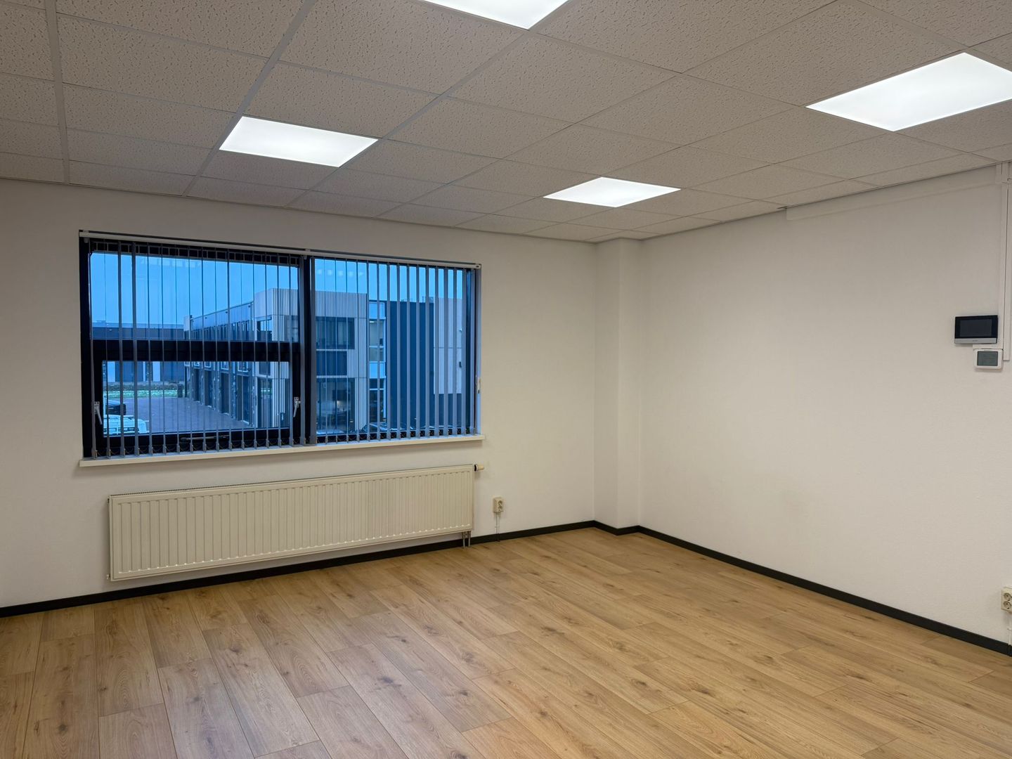 View photo 2 of Jade 208