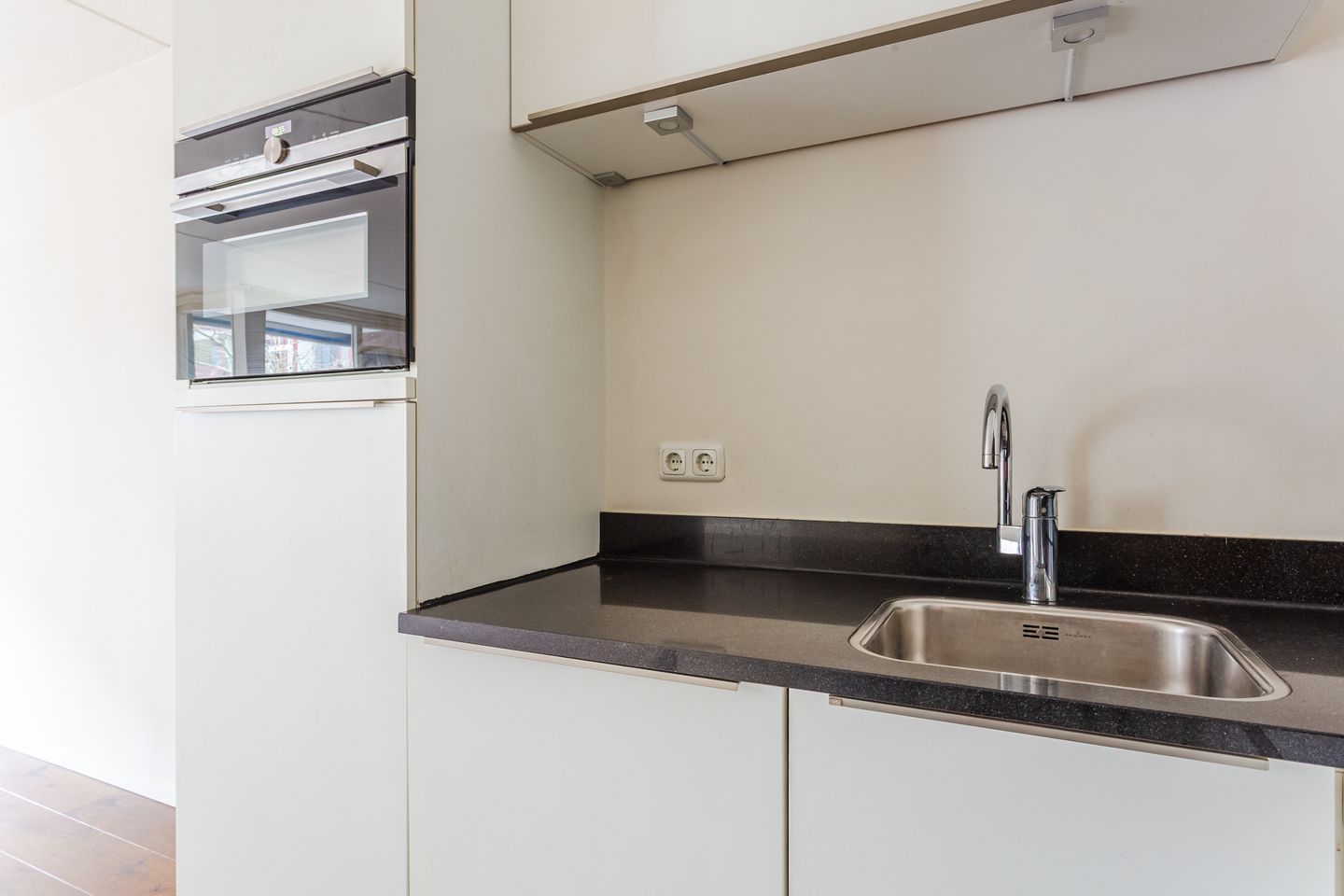 Photo 20 of Valkenierstraat 27