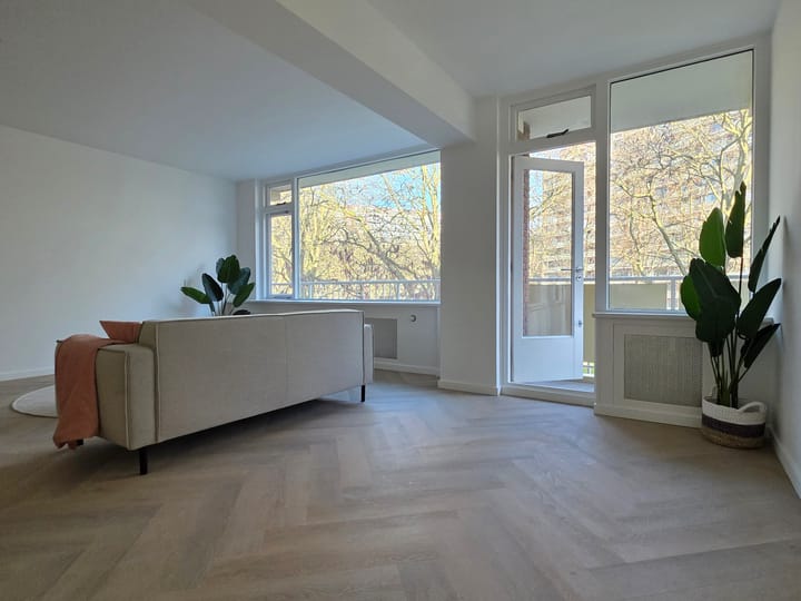 Photo 8 of Uitgeeststraat 18