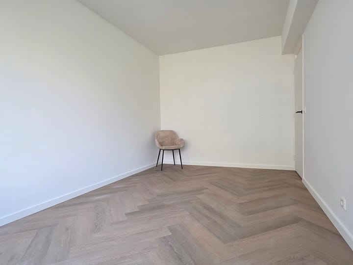 Photo 13 of Uitgeeststraat 18