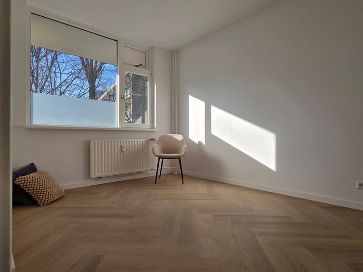 Photo 10 of Uitgeeststraat 18