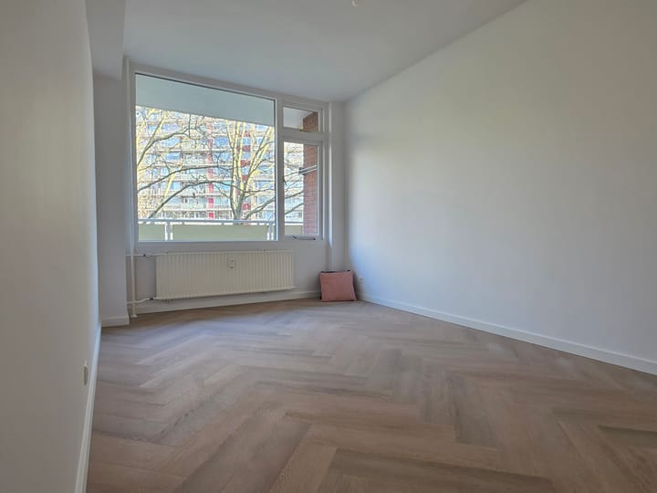 Photo 12 of Uitgeeststraat 18