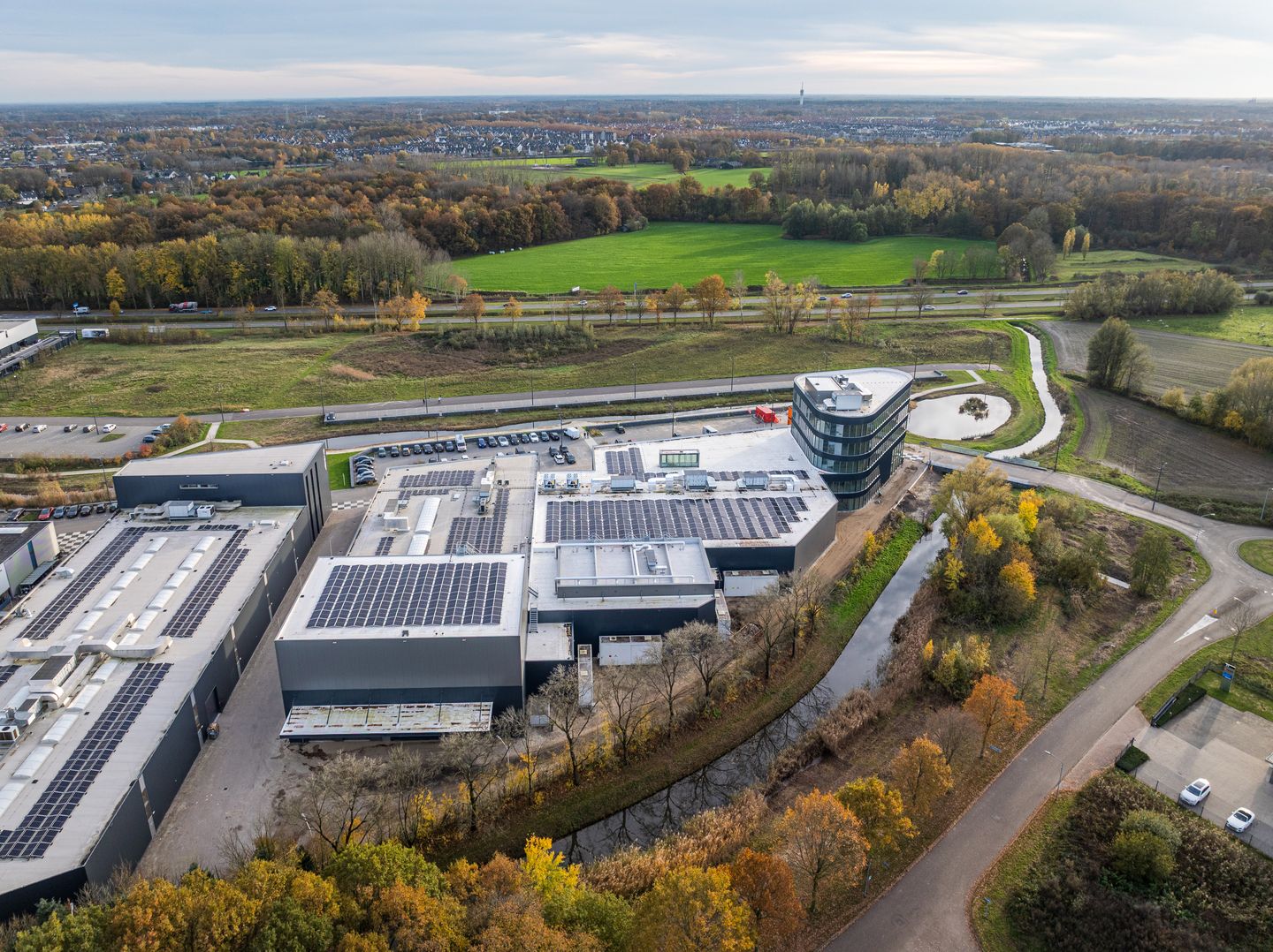 Bekijk foto 2 van Automotive Campus 82