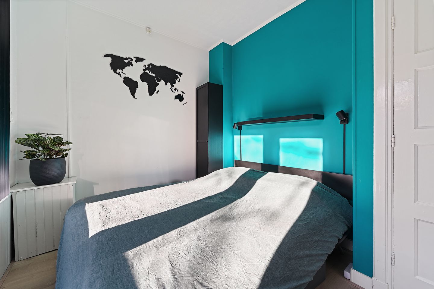 Foto 25 van Caan van Necklaan 255