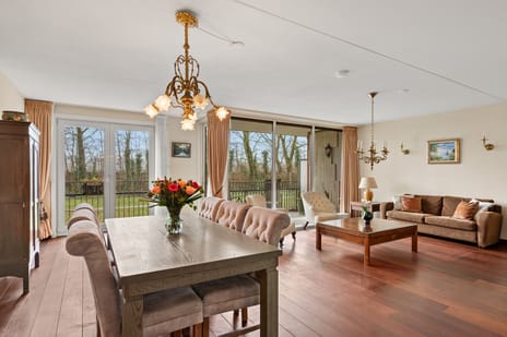 Vesting 8 secondary image