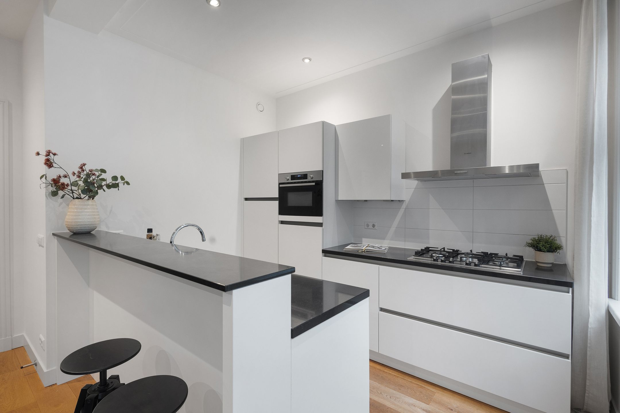 Photo 24 of Valeriusstraat 145-E