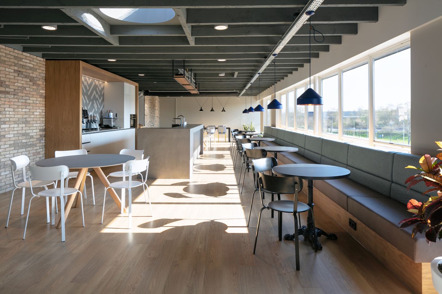 View photo 2 of Paul van Vlissingenstraat 10-A