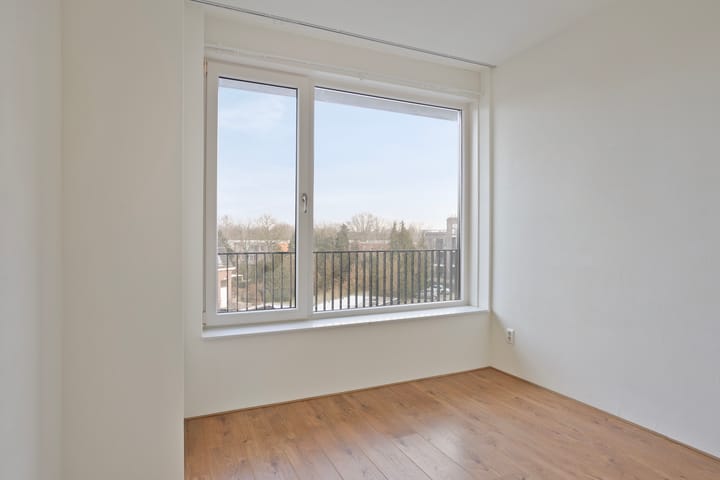 Photo 11 of Valkenierstraat 51-B