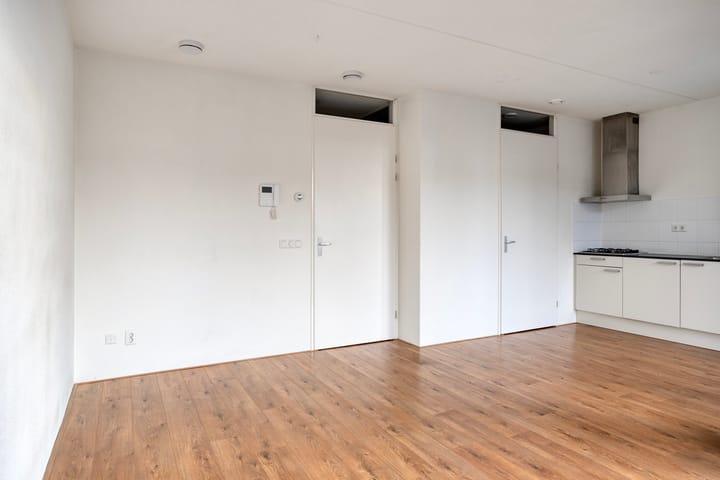 Photo 19 of Valkenierstraat 51-B