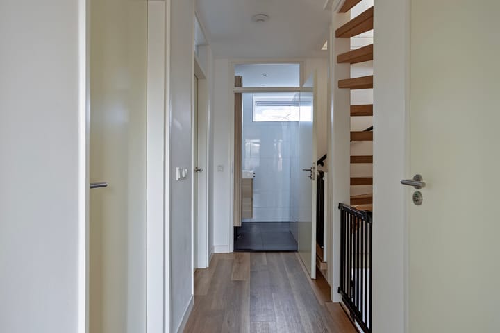 Foto 15 van van Essenstraat 43