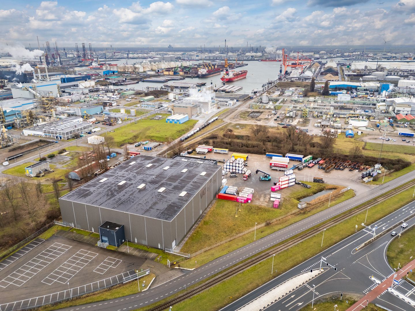 View photo 2 of Botlekweg 183