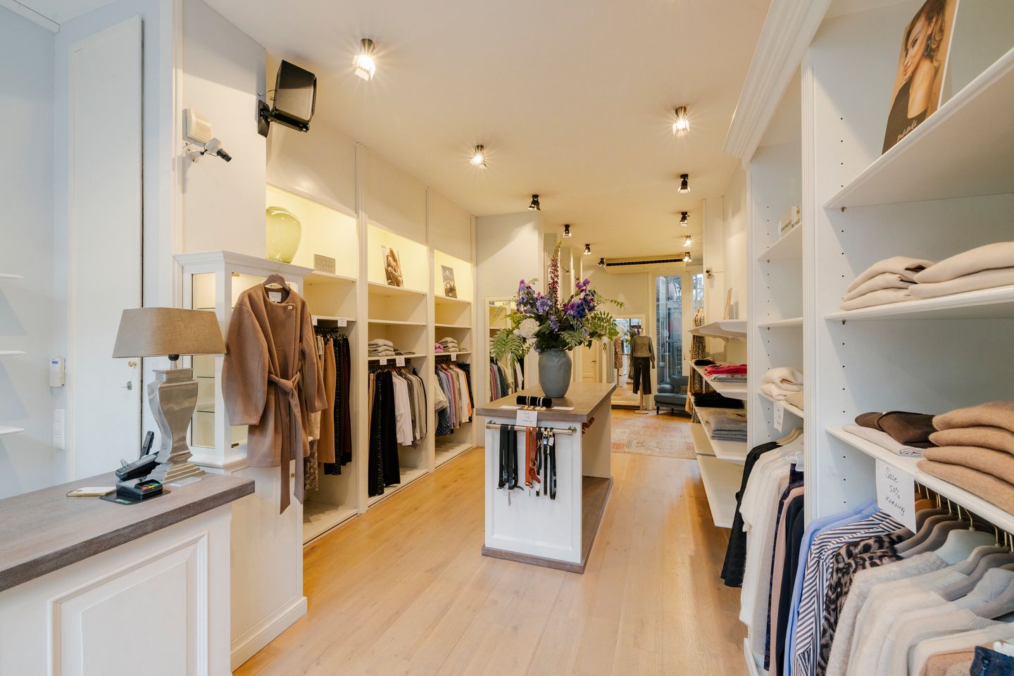 Bekijk foto 2 van Warmoesstraat 16