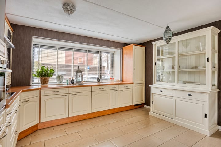 Photo 9 of E. du Perronstraat 34