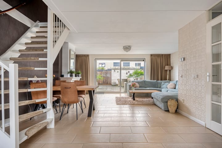 Photo 12 of E. du Perronstraat 34