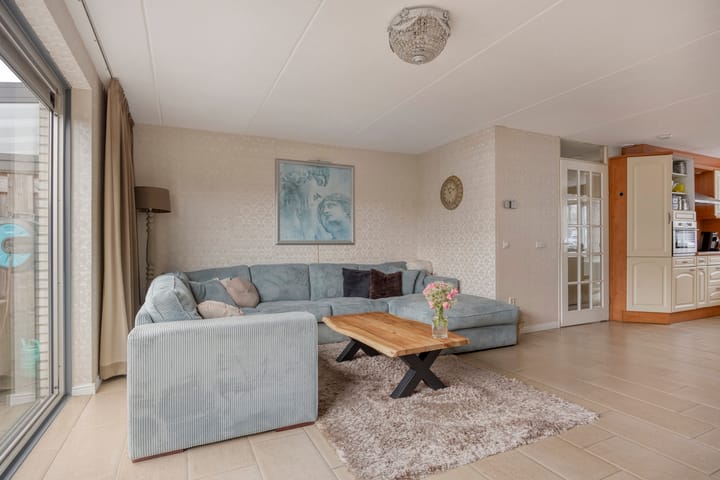 Photo 15 of E. du Perronstraat 34