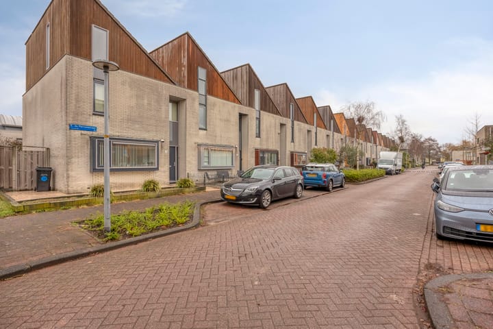 Photo 37 of E. du Perronstraat 34