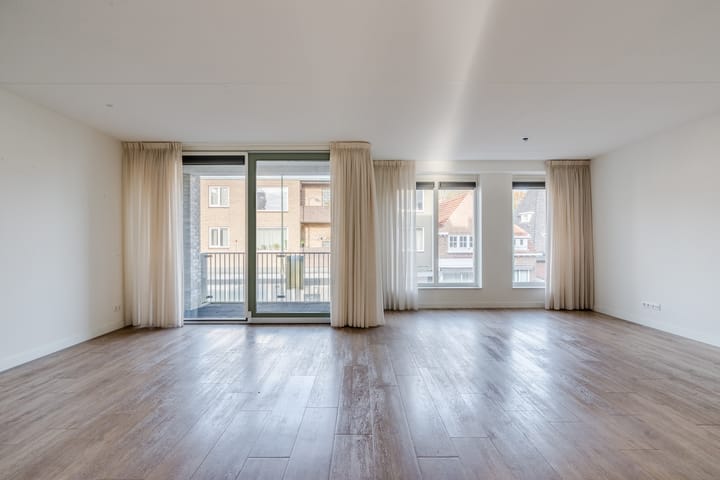 Photo 7 of Nieuwendijk 23-F