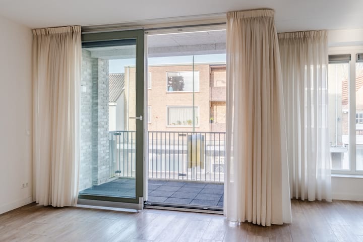 Photo 11 of Nieuwendijk 23-F