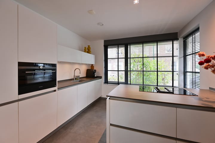 Photo 11 of Harmsen van der Beeklaan 4