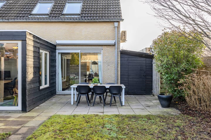 Foto 38 van Van den Broekstraat 2