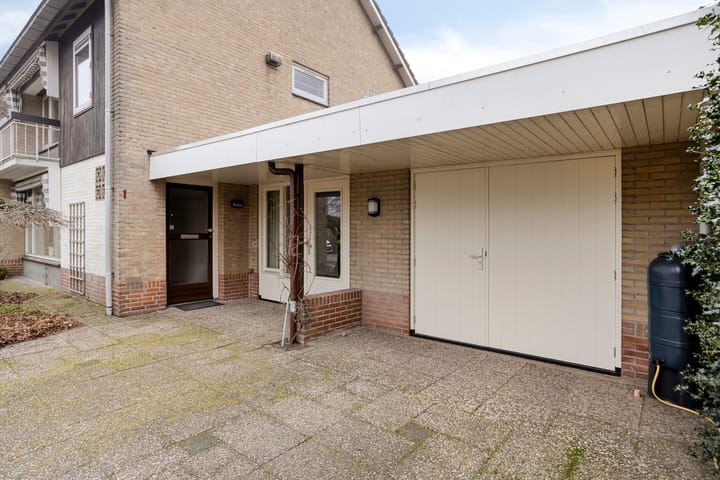 Photo 2 of Pioenroosstraat 1