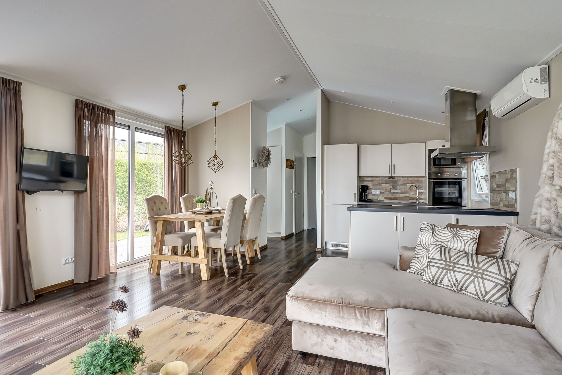 Photo 9 of Zuiderdijk 1-B055