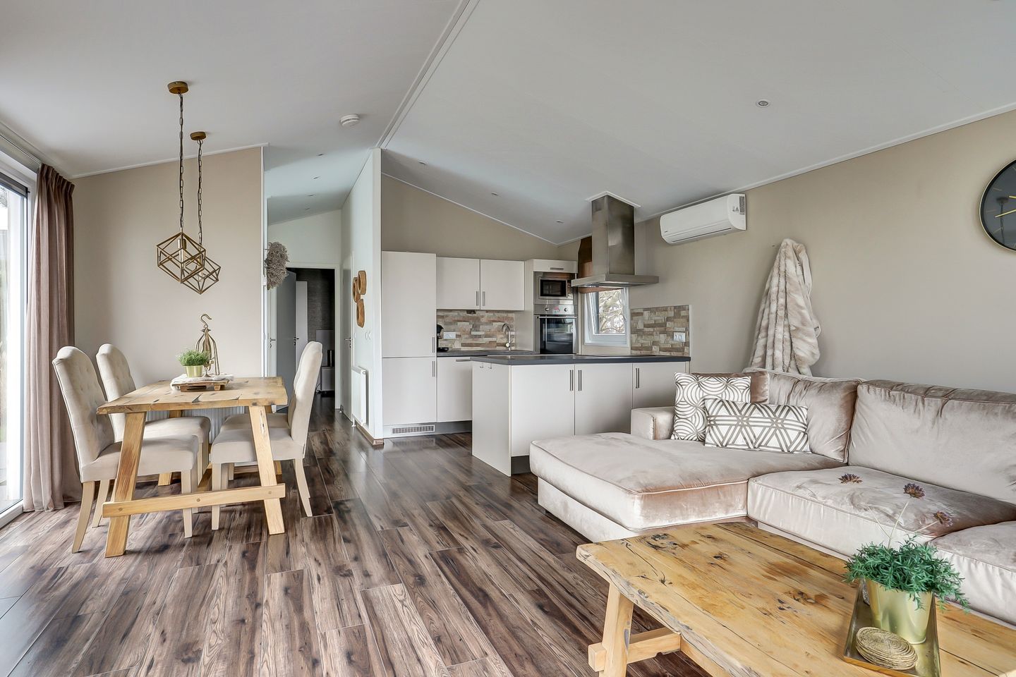 Photo 10 of Zuiderdijk 1-B055