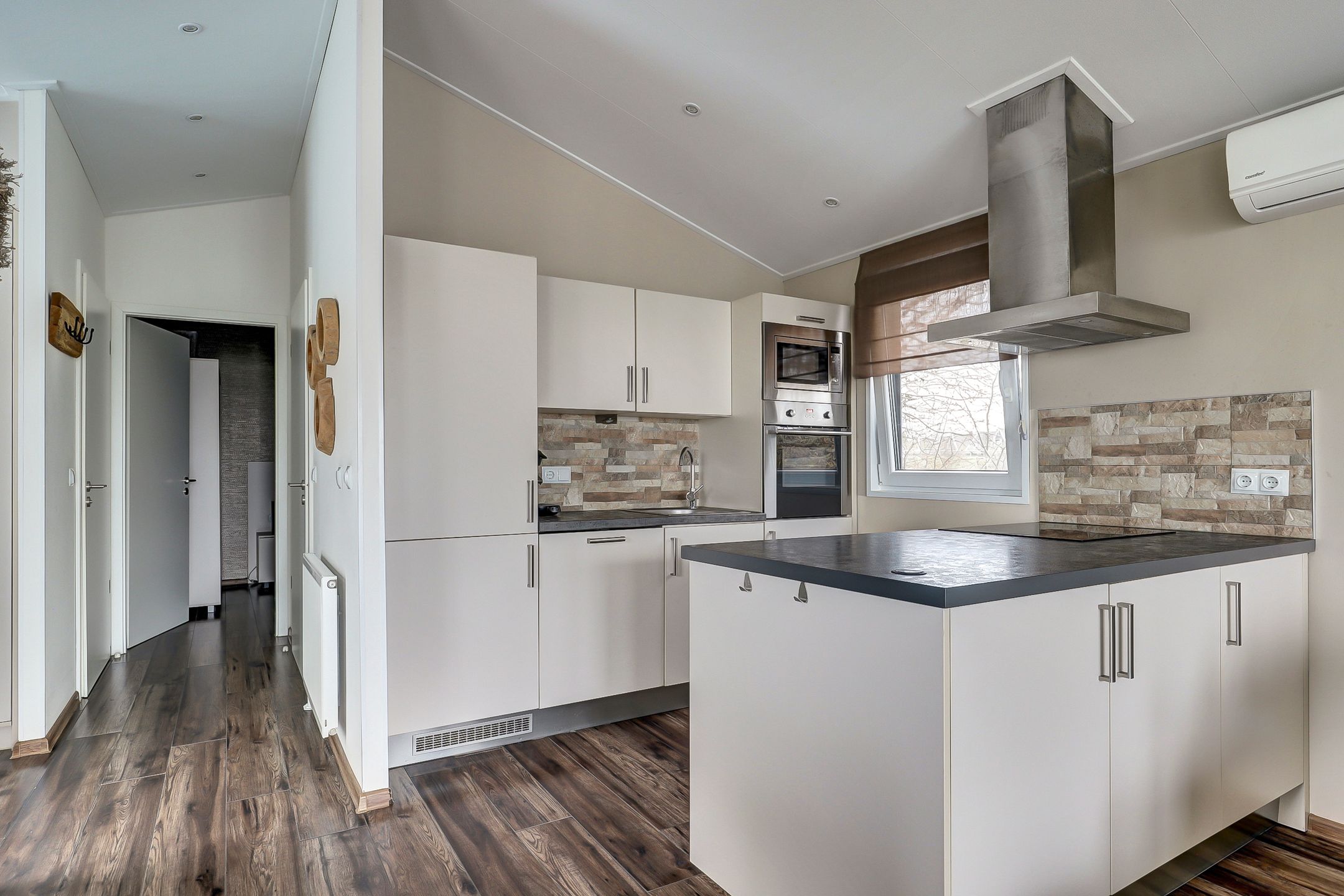 Photo 12 of Zuiderdijk 1-B055