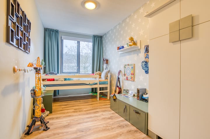 Photo 25 of Robert Stolzhof 187