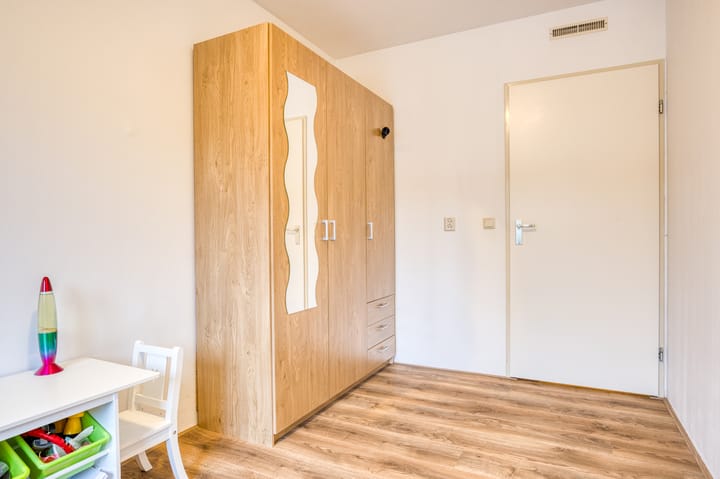 Photo 28 of Robert Stolzhof 187