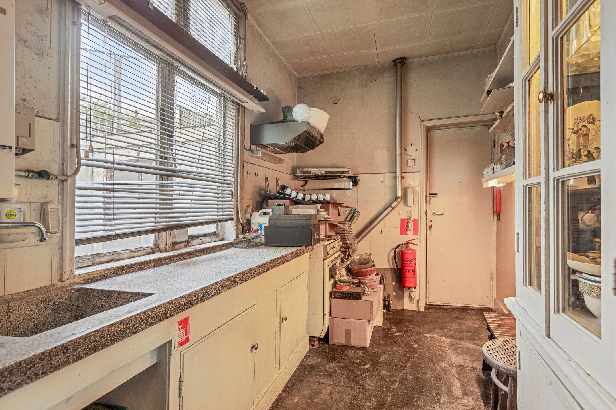 Photo 36 of Warmoesstraat 10