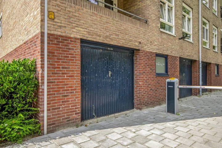 Photo 41 of Dierenriemstraat 57