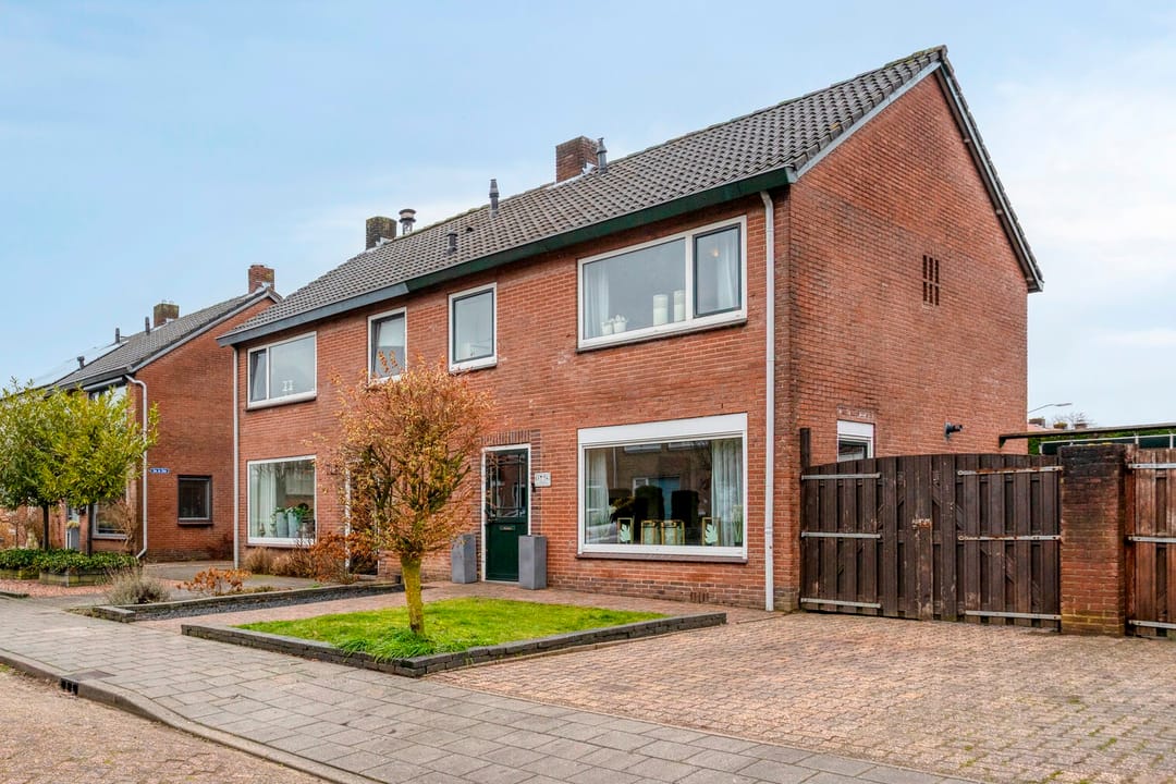 Photo 1 of Burgemeester Lewe van Aduardstraat 47