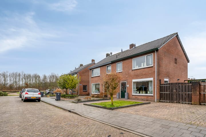 Photo 5 of Burgemeester Lewe van Aduardstraat 47