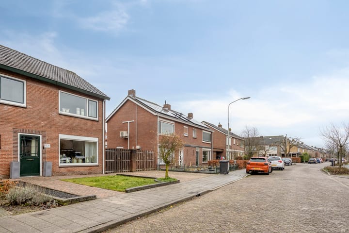Photo 7 of Burgemeester Lewe van Aduardstraat 47