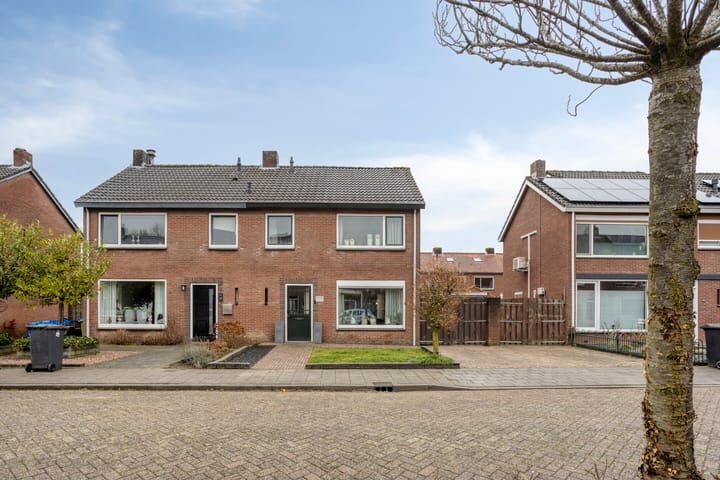 Photo 8 of Burgemeester Lewe van Aduardstraat 47