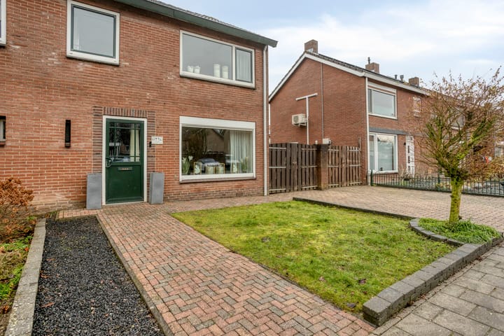 Photo 9 of Burgemeester Lewe van Aduardstraat 47