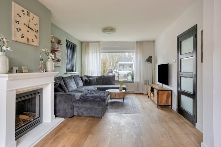 Photo 13 of Burgemeester Lewe van Aduardstraat 47