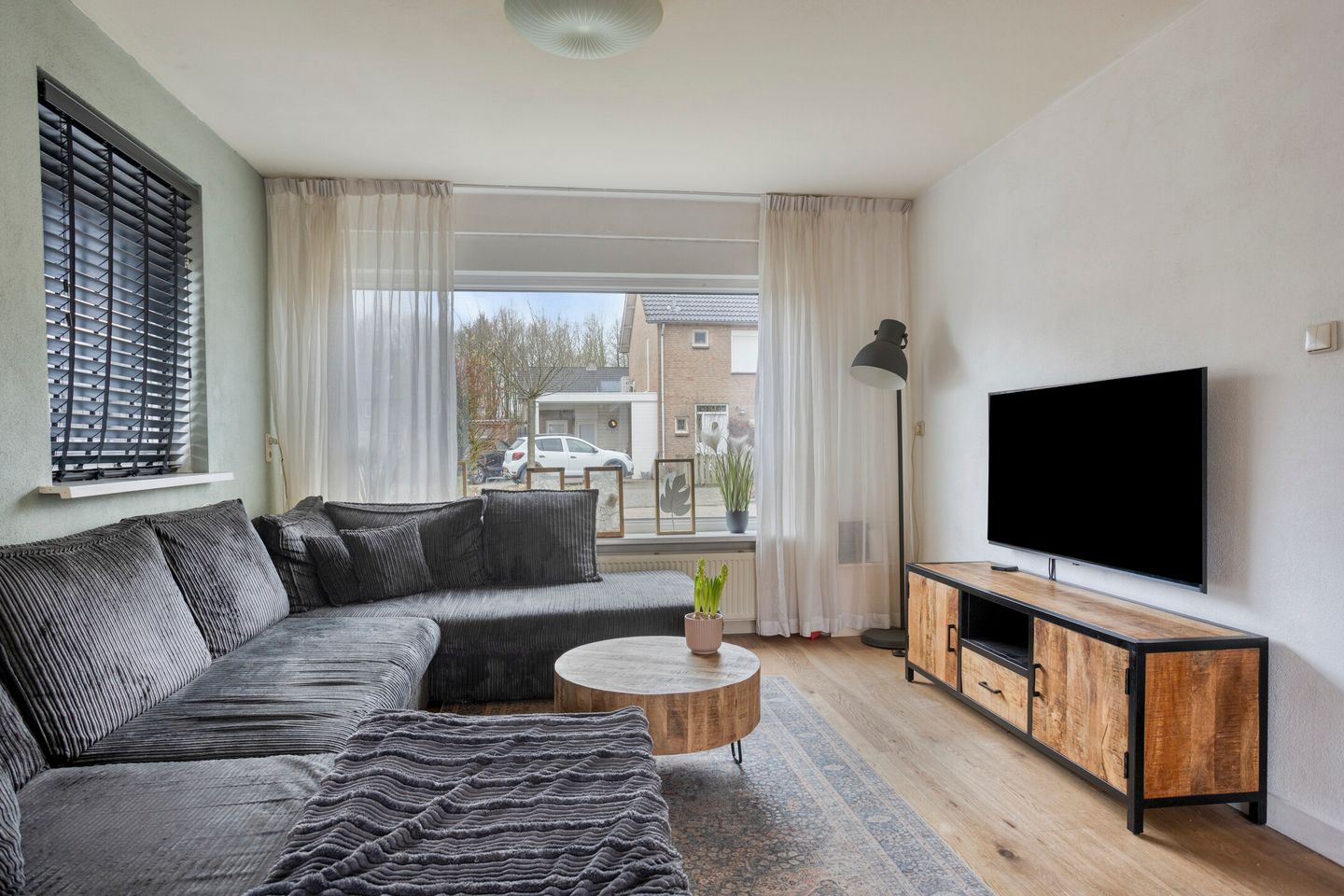 Photo 14 of Burgemeester Lewe van Aduardstraat 47