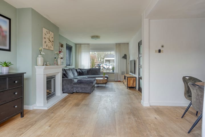 Photo 16 of Burgemeester Lewe van Aduardstraat 47