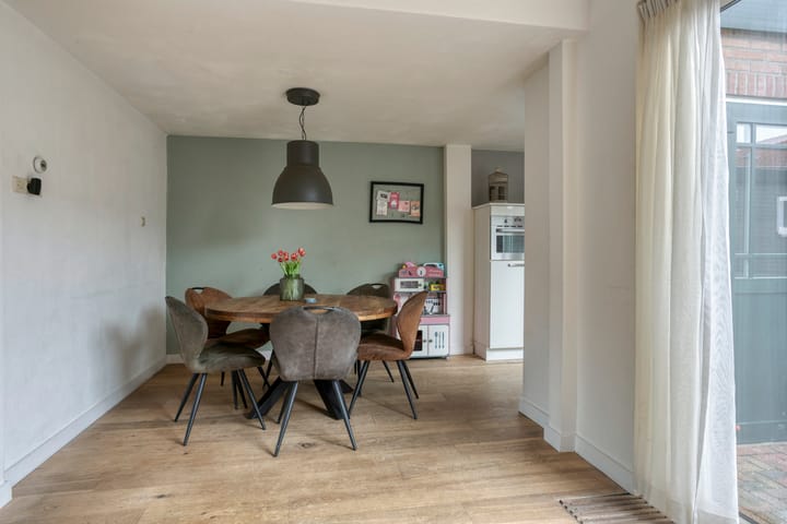 Photo 19 of Burgemeester Lewe van Aduardstraat 47