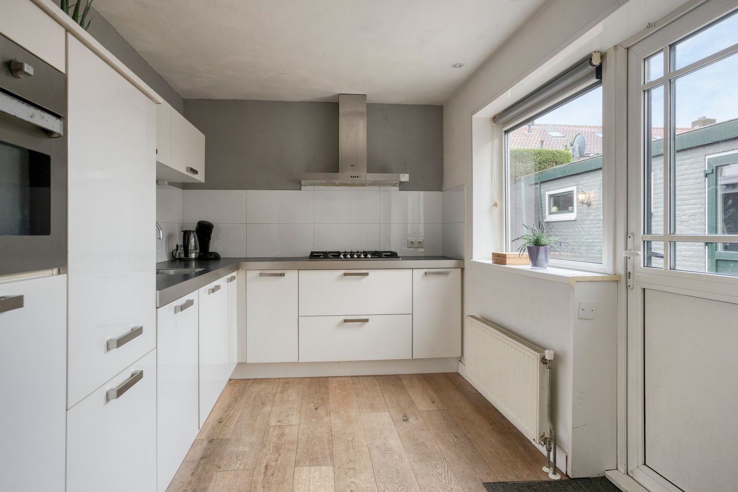 Photo 20 of Burgemeester Lewe van Aduardstraat 47
