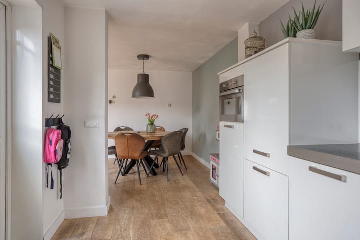 Photo 22 of Burgemeester Lewe van Aduardstraat 47